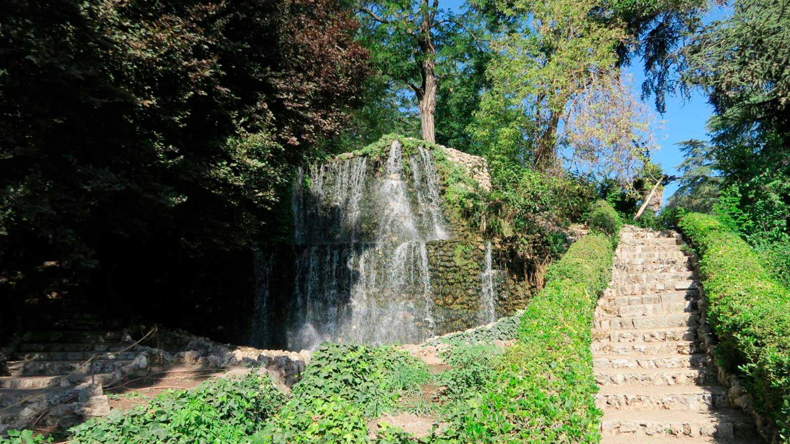 Cascada en la Quinta de la Fuente del Berro, uno de los jardines de Madrid para pasear lejos del ruido.