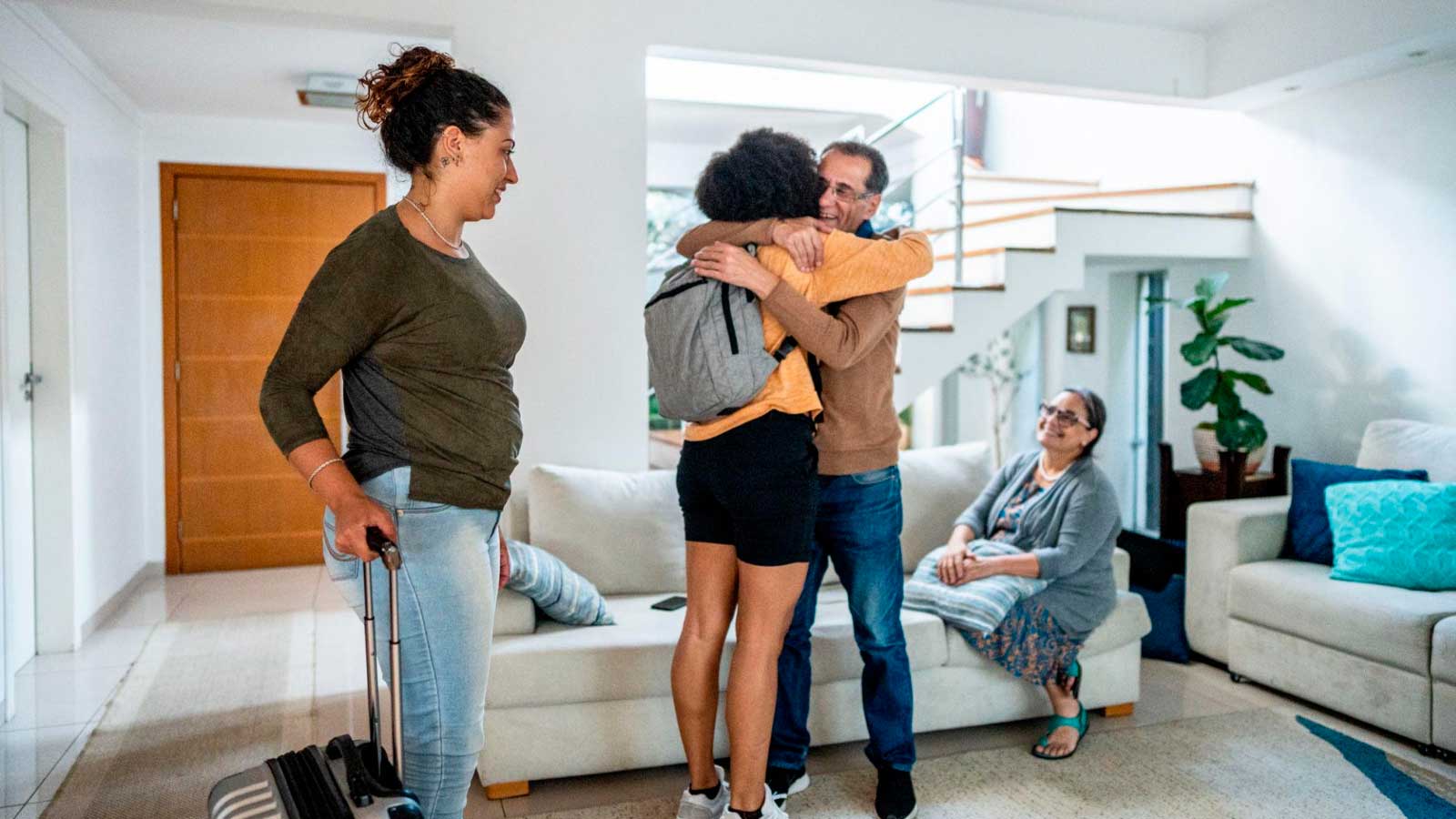 Familia reunida en el salón de una vivienda, imagen que ilustra la reagrupación familiar en Madrid.