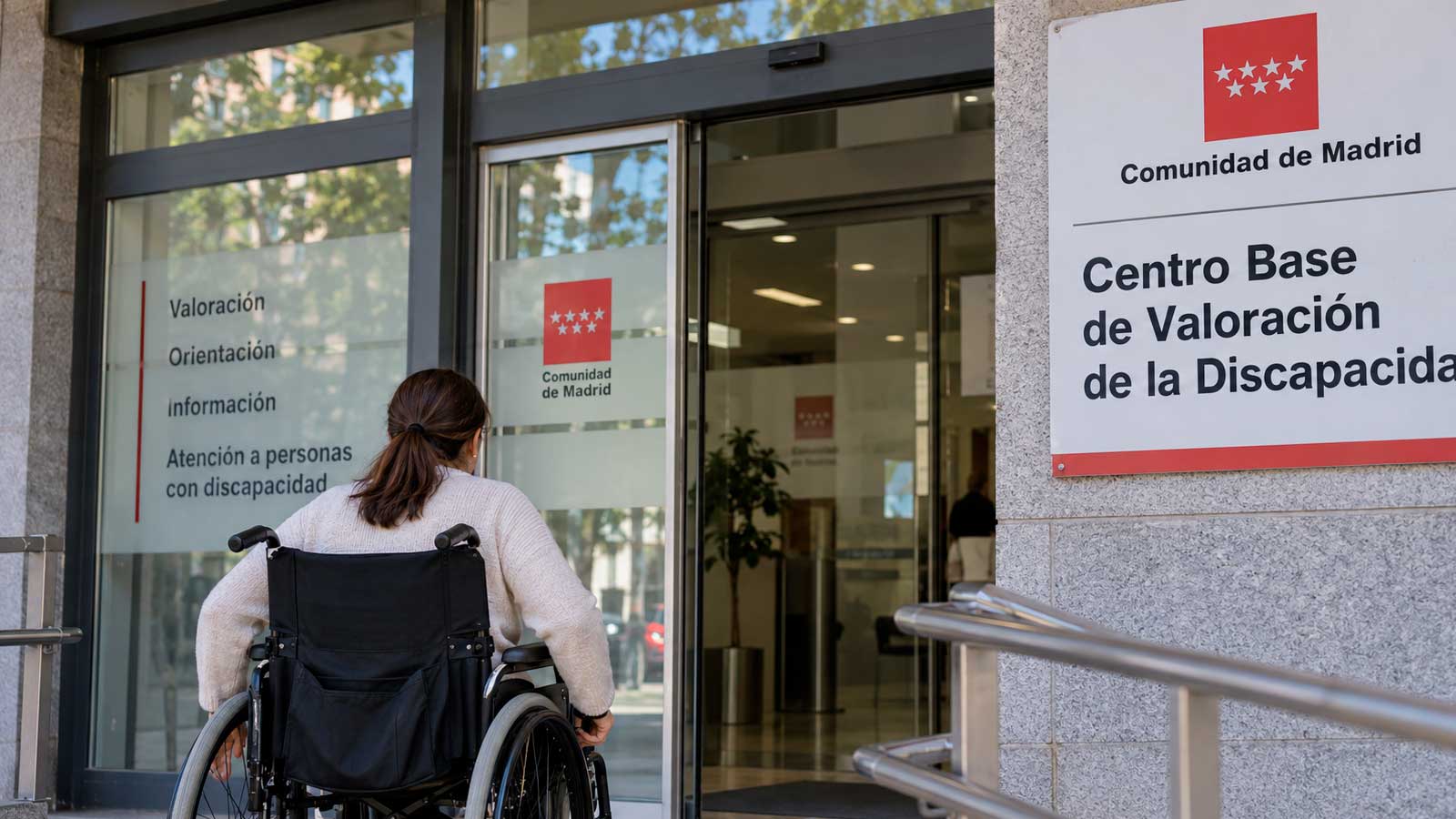 Persona en silla de ruedas accediendo a un centro de valoración de discapacidad de la Comunidad de Madrid.