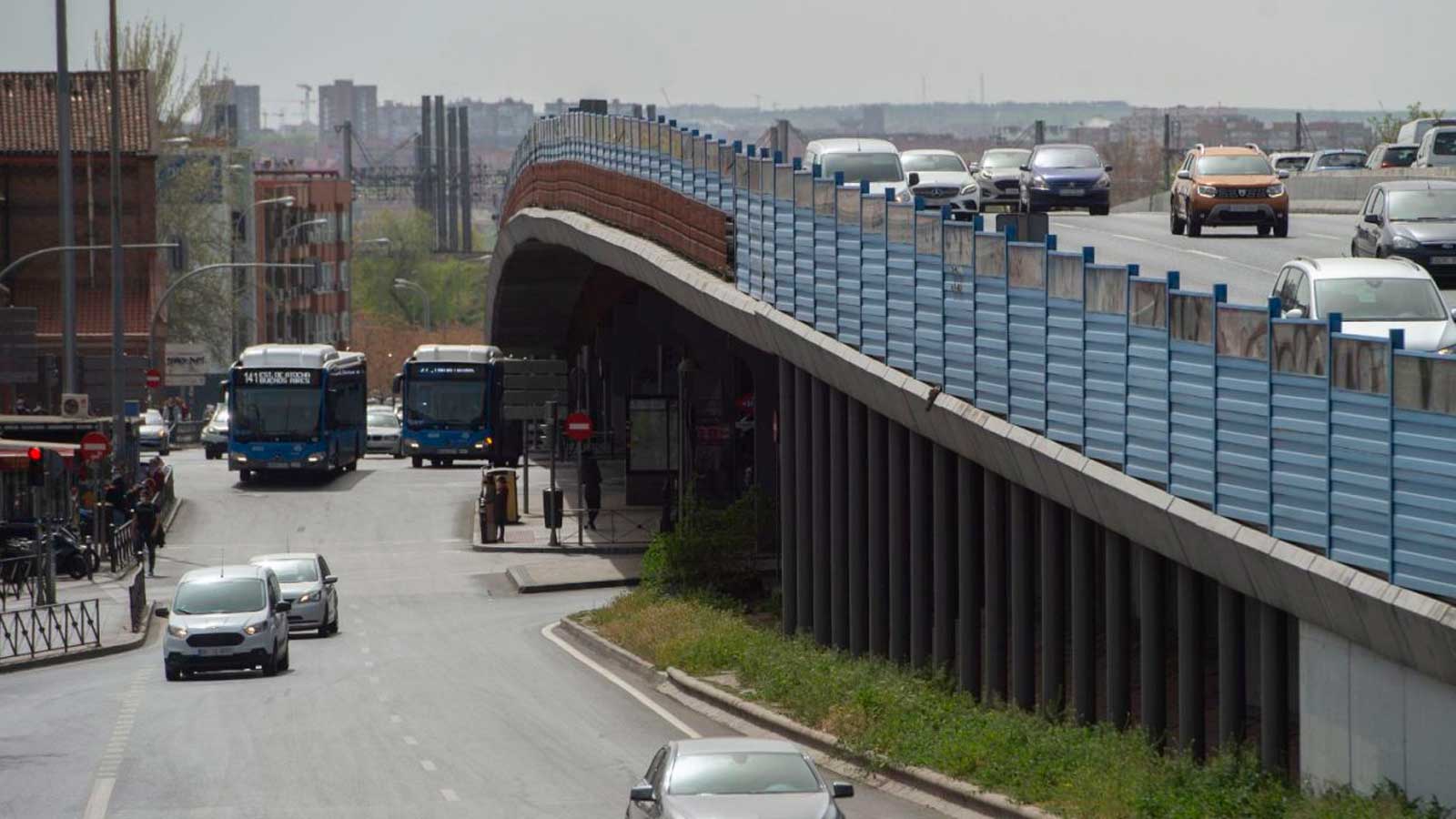 Scalextric de Puente de Vallecas en Madrid con vehículos circulando por el paso elevado de la M-30