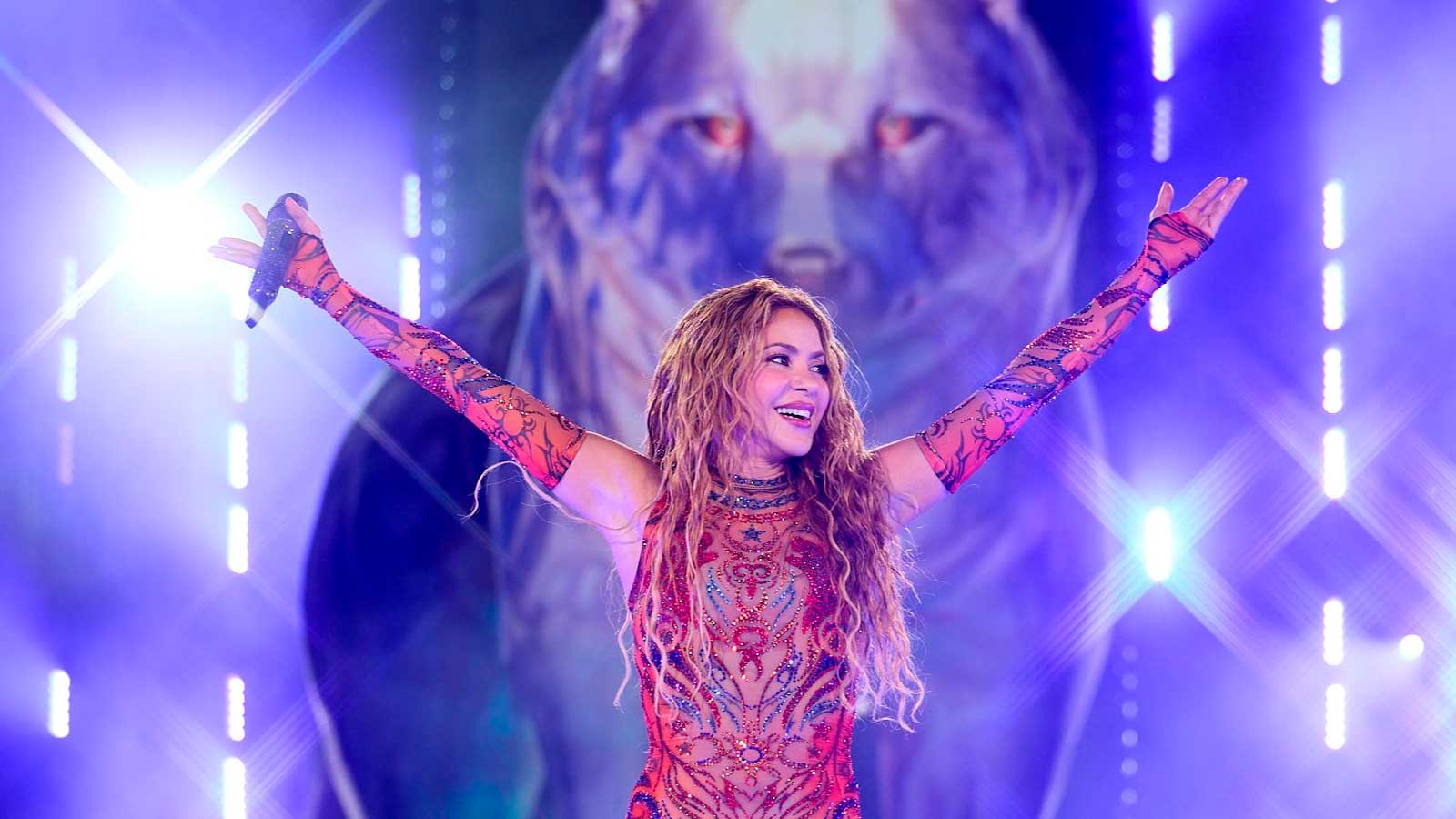 Shakira actuando en concierto durante la gira Las Mujeres Ya No Lloran