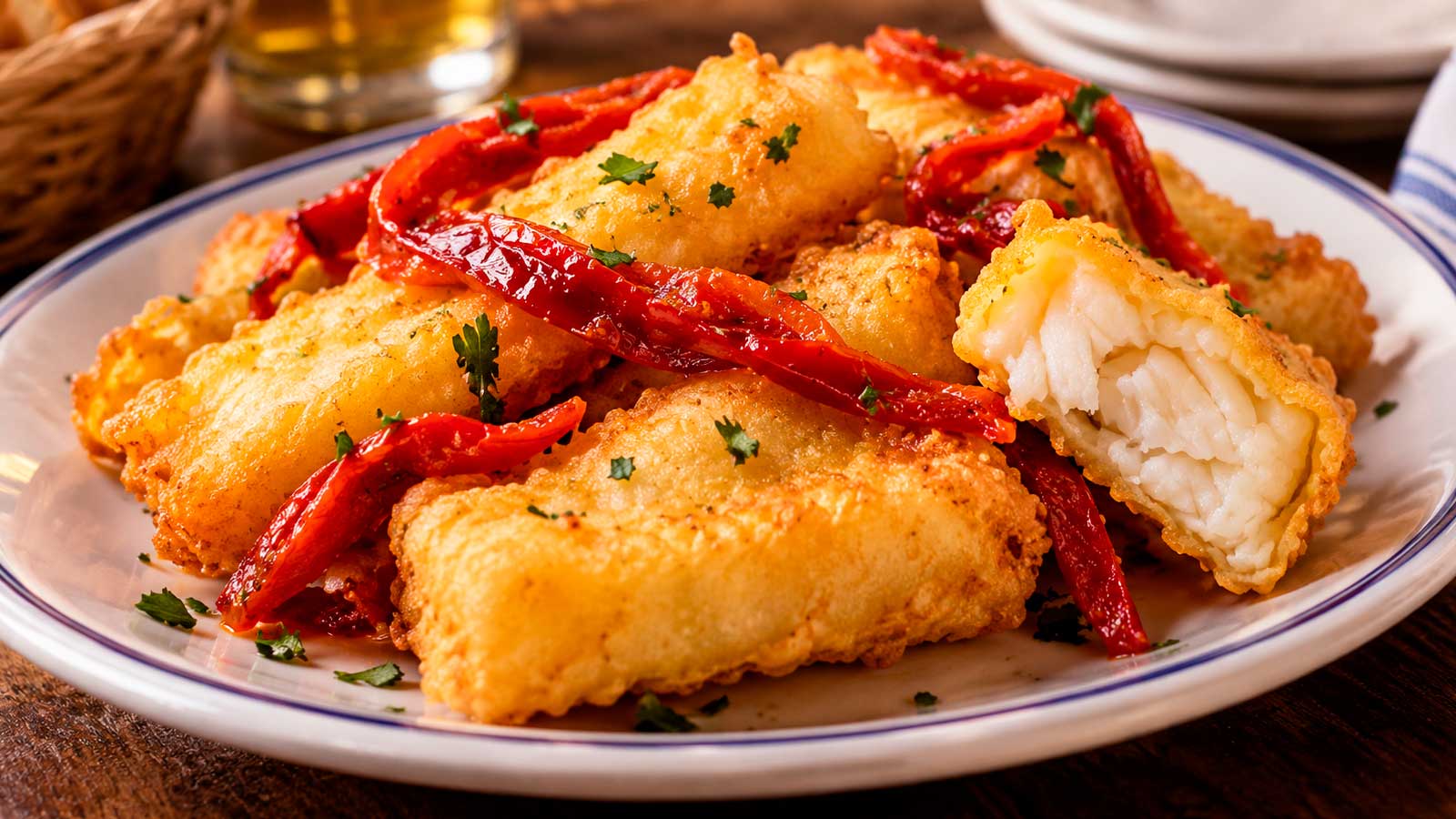 Plato de soldaditos de Pavía con bacalao rebozado y tiras de pimiento rojo, una receta tradicional de Madrid.