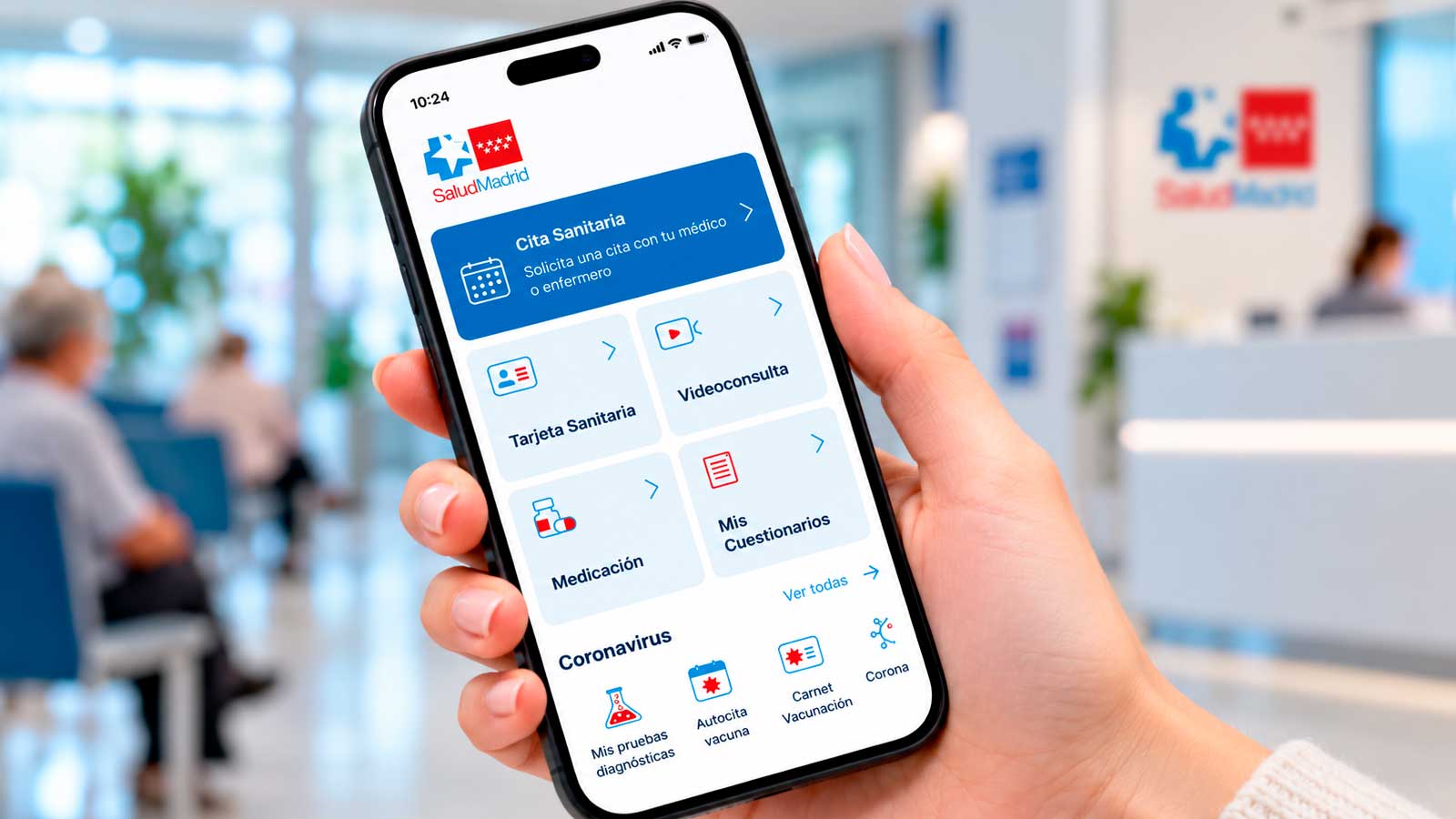 Mujer utilizando la Tarjeta Sanitaria Virtual de Madrid en su móvil dentro de un centro sanitario.