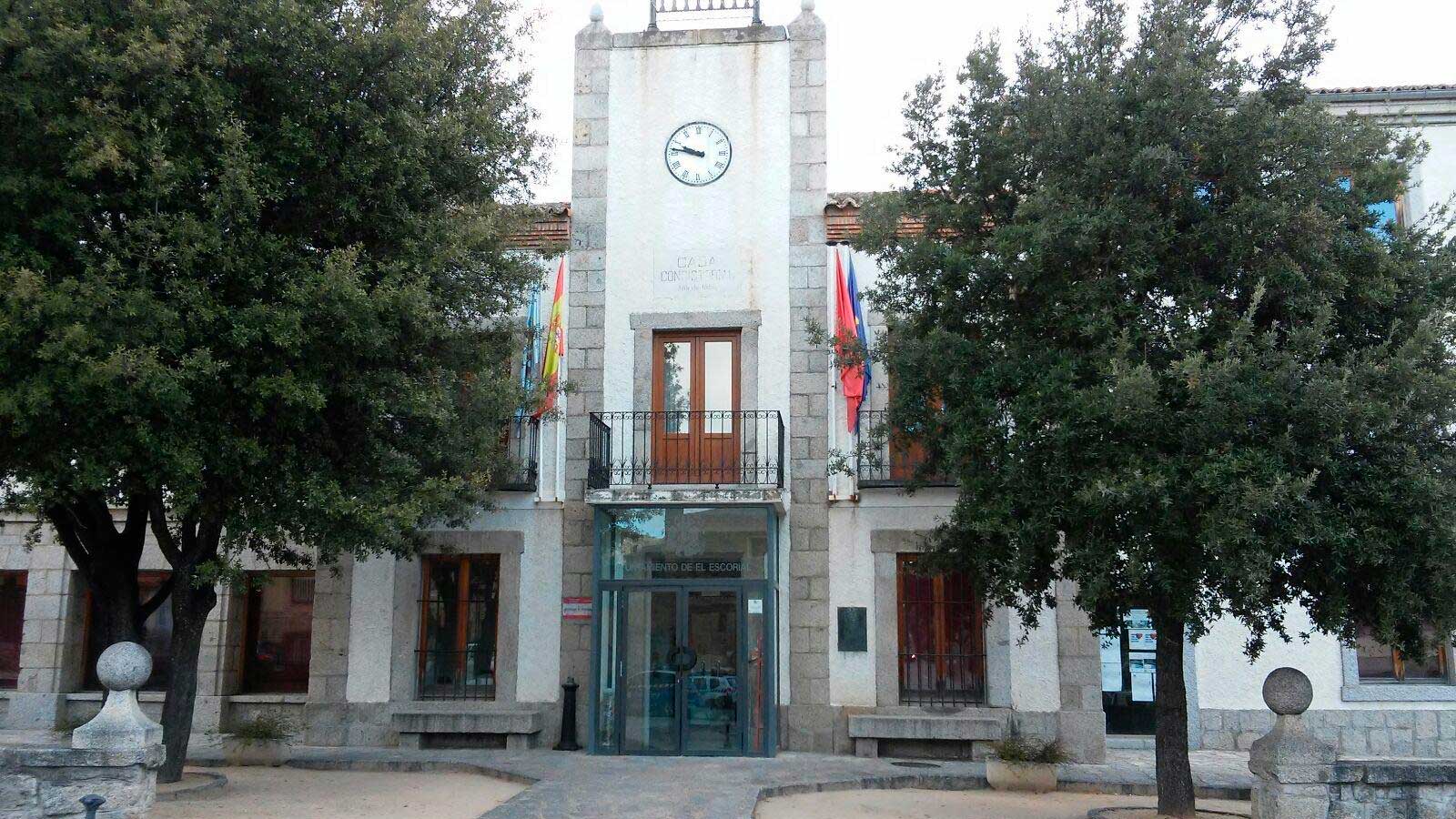Fachada del Ayuntamiento de El Escorial, donde los vecinos pueden recurrir la tasa de basuras de 2026.