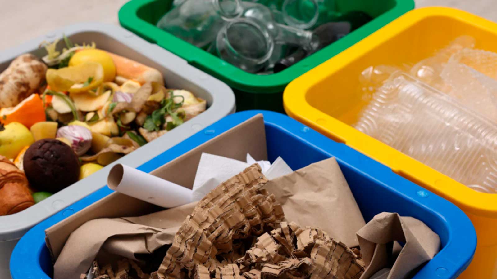 Contenedores de reciclaje con residuos separados ante los cambios previstos en la tasa de basuras de Madrid para 2027.