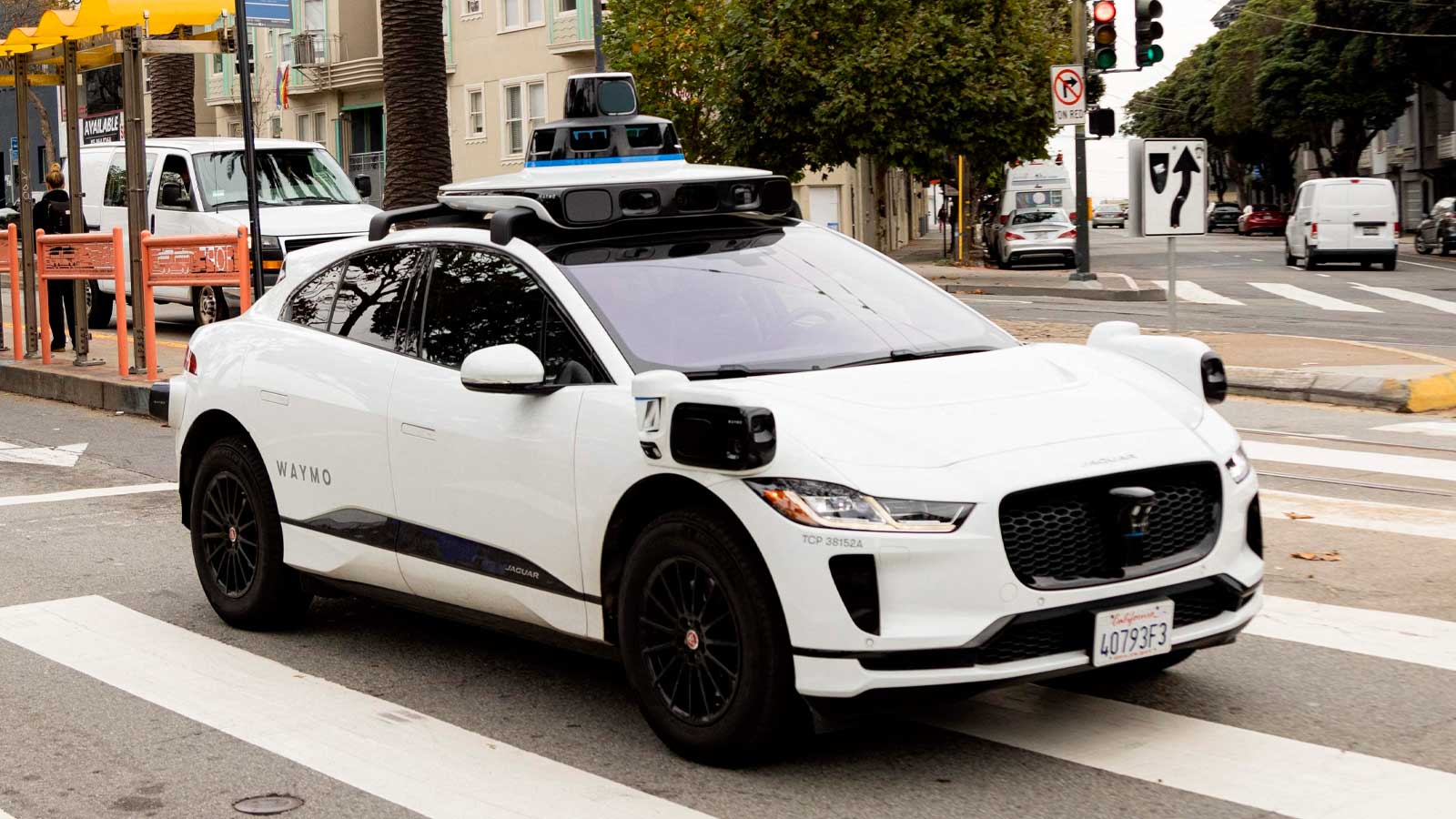 axi autónomo Jaguar I-PACE de Waymo equipado con cámaras y sensores de conducción automatizada.