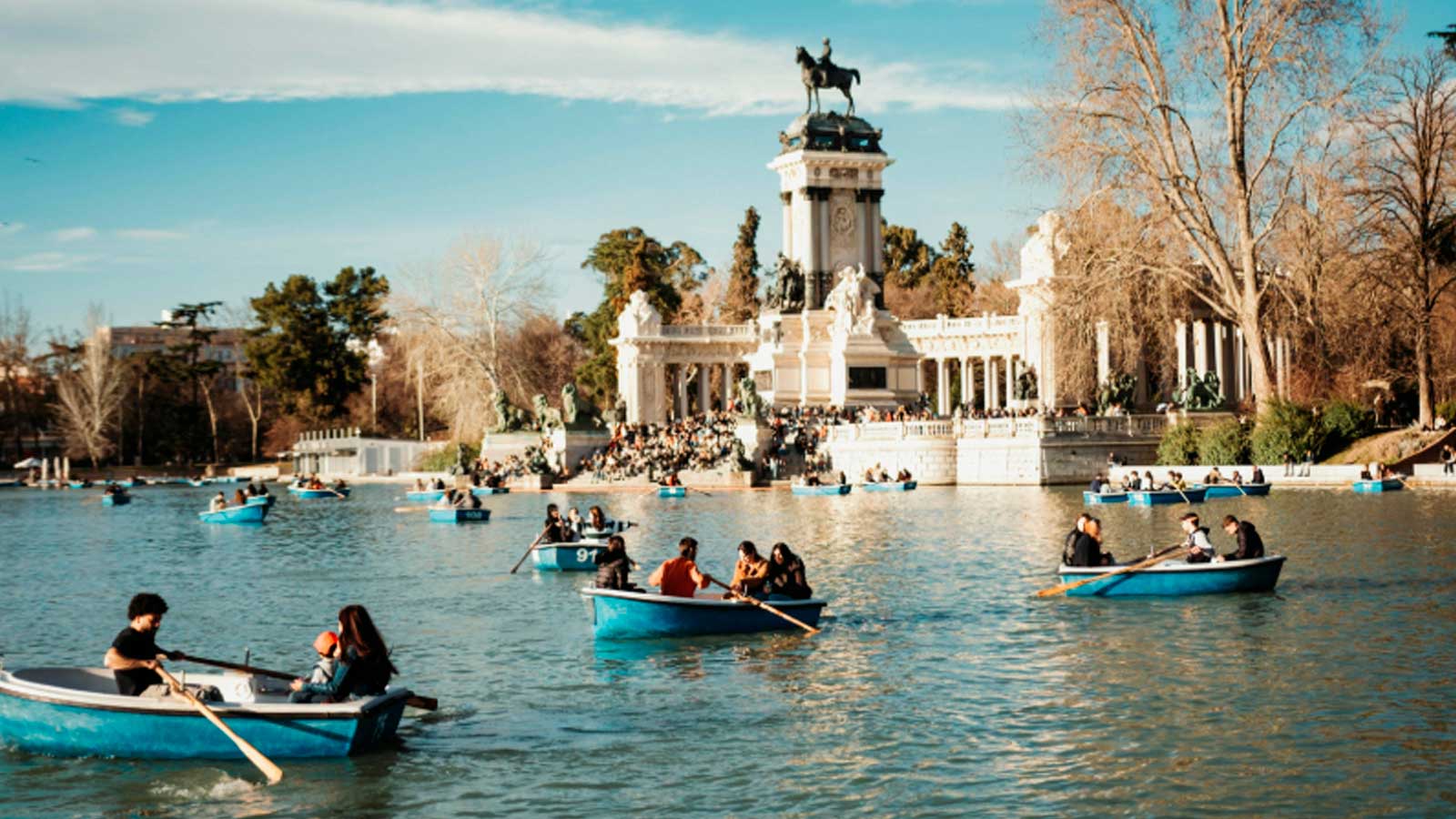 Personas paseando en barca por el estanque del Retiro de Madrid durante un día soleado