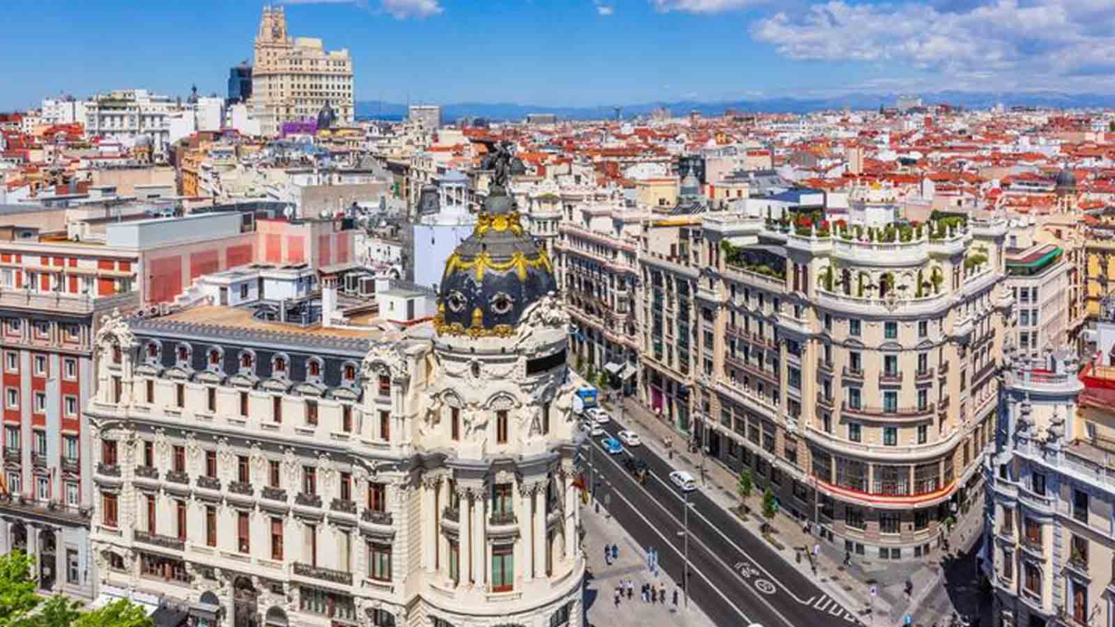 Vista panorámica de Madrid con cielo despejado durante una jornada soleada de otoño.