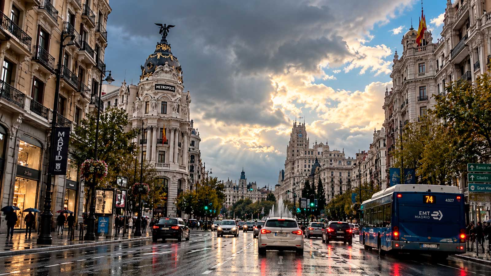 Tiempo en Madrid con la calzada mojada tras la lluvia y cielos cambiantes