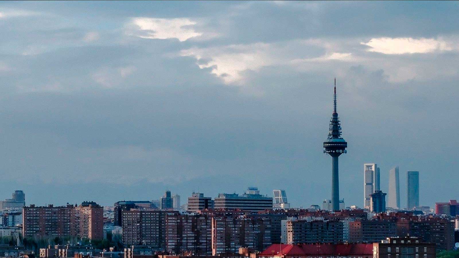 Cielo cubierto sobre Madrid antes del puente del Pilar