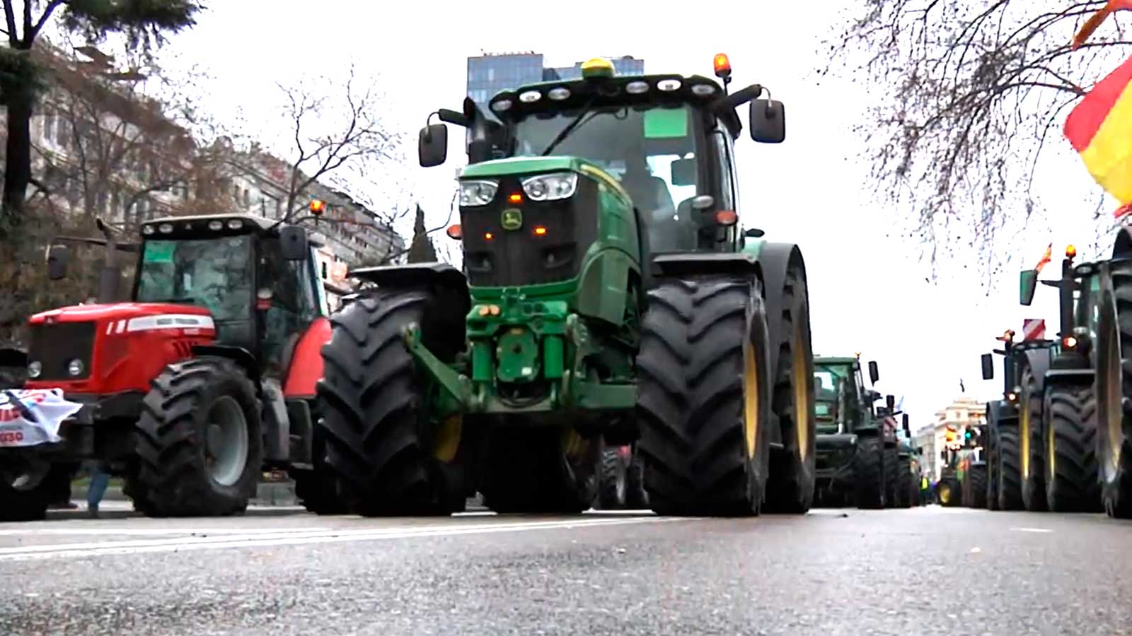 Varios tractores circulan por una calle de Madrid durante una protesta de agricultores y ganaderos.
