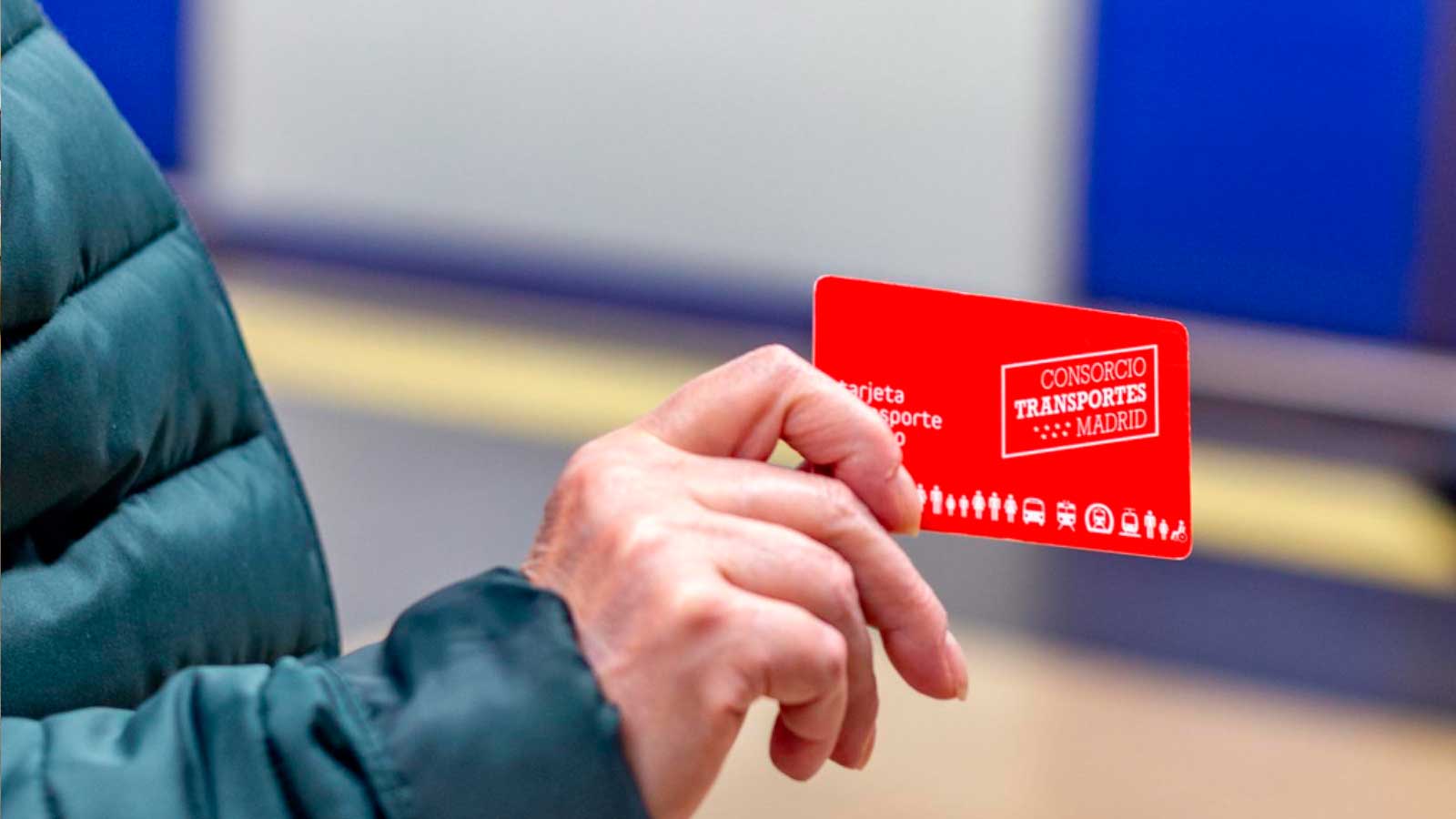Una persona sostiene la Tarjeta Transporte Público de Madrid para utilizar Metro y autobuses.