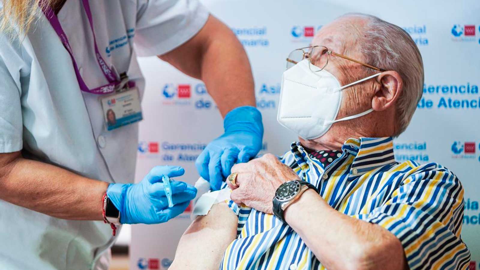 Una persona mayor recibe una vacuna en el brazo durante una consulta de enfermería.