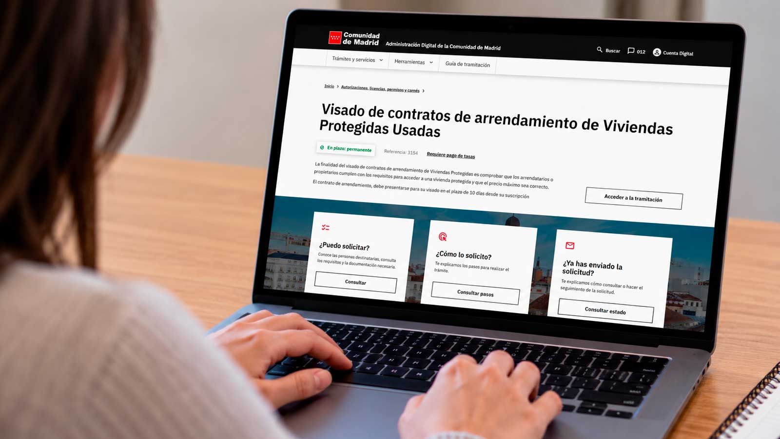 Persona consultando en un portátil el trámite de visado de contratos de alquiler de viviendas protegidas de la Comunidad de Madrid.