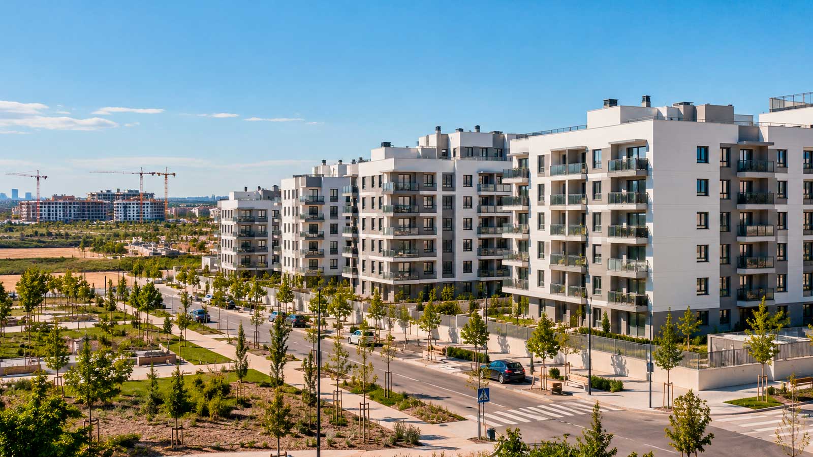 Edificios residenciales modernos utilizados como imagen de recurso para las nuevas viviendas de alquiler con opción a compra en Madrid.