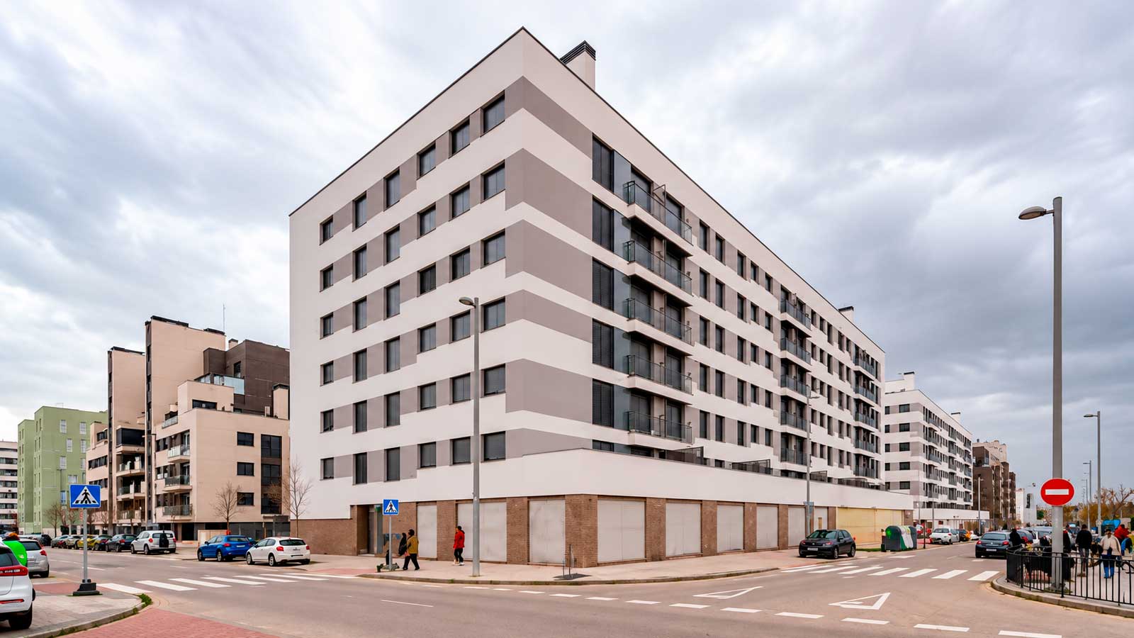 Edificio de viviendas protegidas en Madrid, con fachada moderna, situado en una zona residencial de la capital.