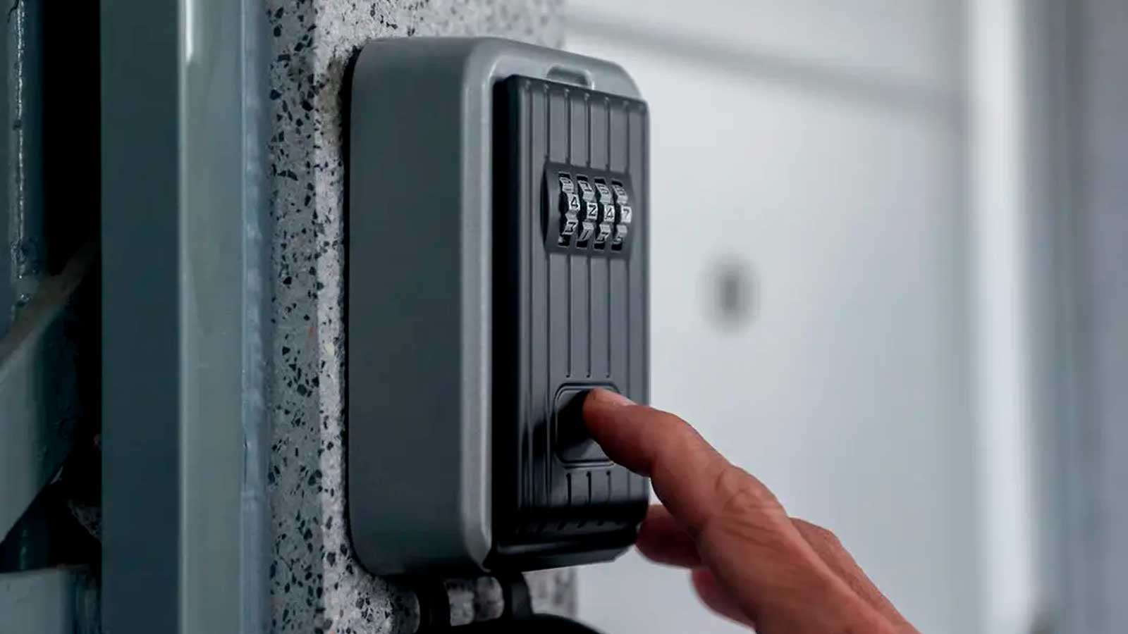 Caja de seguridad con código para guardar las llaves de una vivienda turística.